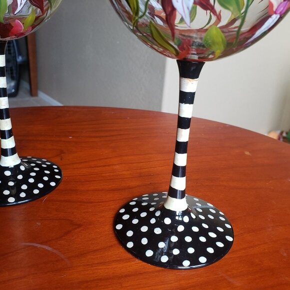 Wine glass set of 2,  painted flower clear glass black and white painted… - Picture 3 of 11